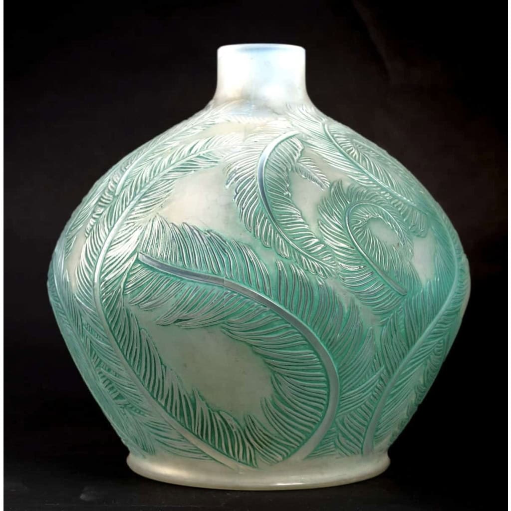 Vase « Plumes » verre opalescent double couche patiné vert de René LALIQUE | Biron |||||||