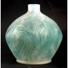 Vase « Plumes » verre opalescent double couche patiné vert de René LALIQUE | Biron Vase « Plumes » verre opalescent double couche patiné vert de René LALIQUE
