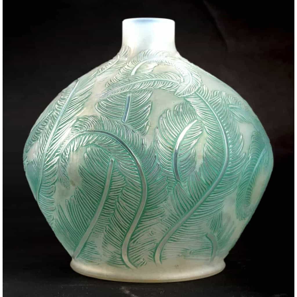 Vase « Plumes » verre opalescent double couche patiné vert de René LALIQUE | Biron Vase « Plumes » verre opalescent double couche patiné vert de René LALIQUE
