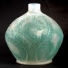 Vase « Plumes » verre opalescent double couche patiné vert de René LALIQUE | Biron Vase « Plumes » verre opalescent double couche patiné vert de René LALIQUE