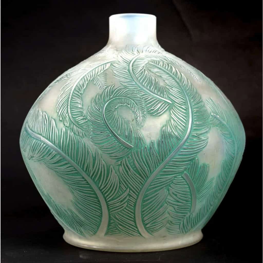 Vase « Plumes » verre opalescent double couche patiné vert de René LALIQUE | Biron Vase « Plumes » verre opalescent double couche patiné vert de René LALIQUE