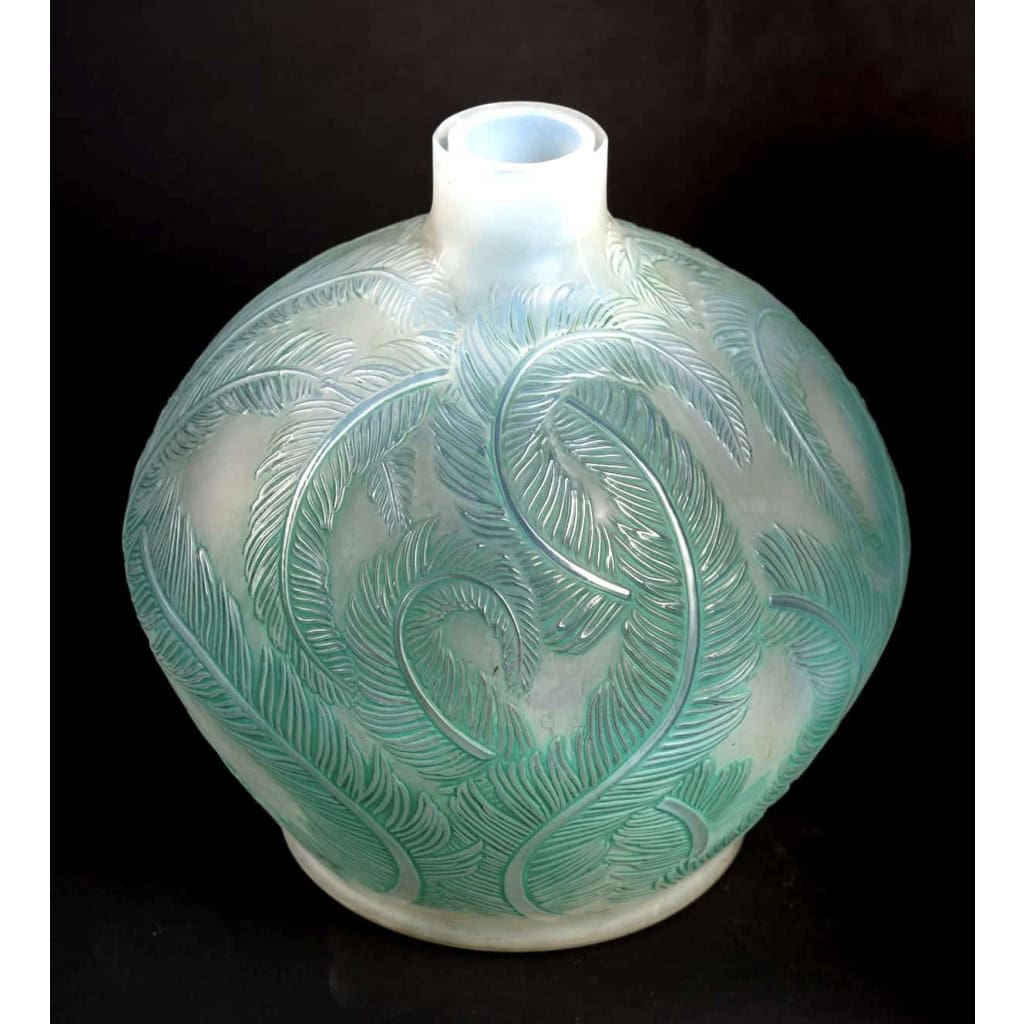 Vase « Plumes » verre opalescent double couche patiné vert de René LALIQUE | Biron Vase « Plumes » verre opalescent double couche patiné vert de René LALIQUE