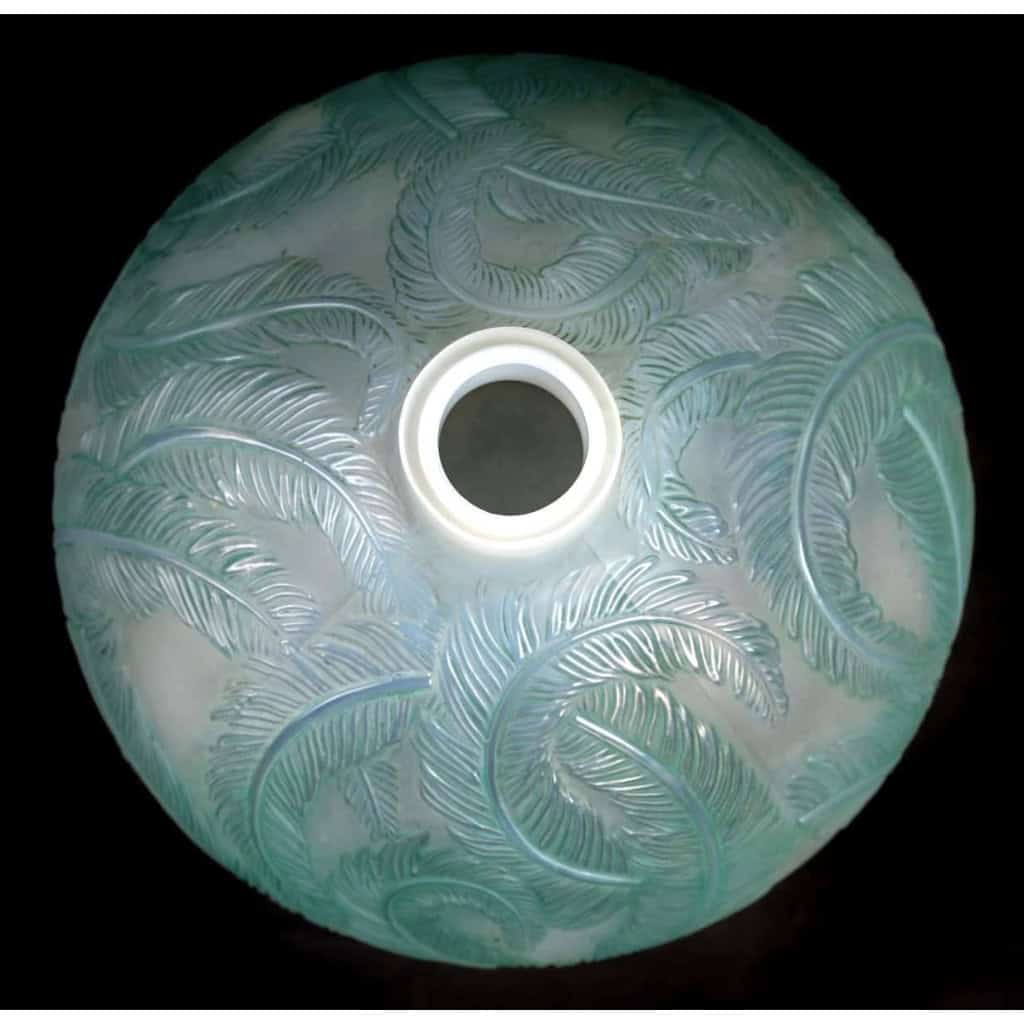 Vase « Plumes » verre opalescent double couche patiné vert de René LALIQUE | Biron Vase « Plumes » verre opalescent double couche patiné vert de René LALIQUE