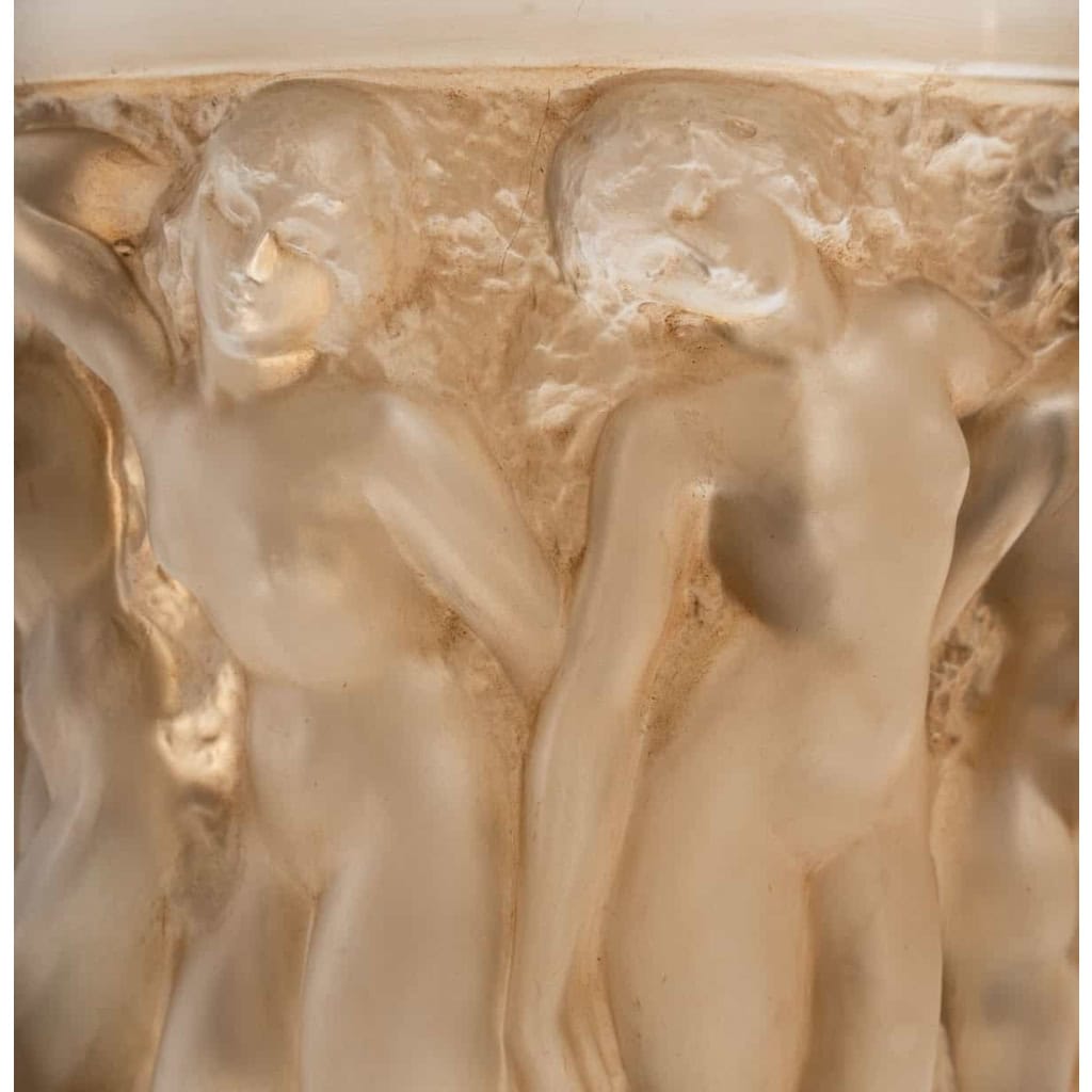 Vase « Bacchantes » verre blanc patiné sépia de René LALIQUE | Biron Vase "Bacchantes" verre blanc patiné sépia de René LALIQUE