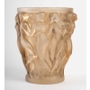 Vase « Bacchantes » verre blanc patiné sépia de René LALIQUE | Biron Vase "Bacchantes" verre blanc patiné sépia de René LALIQUE