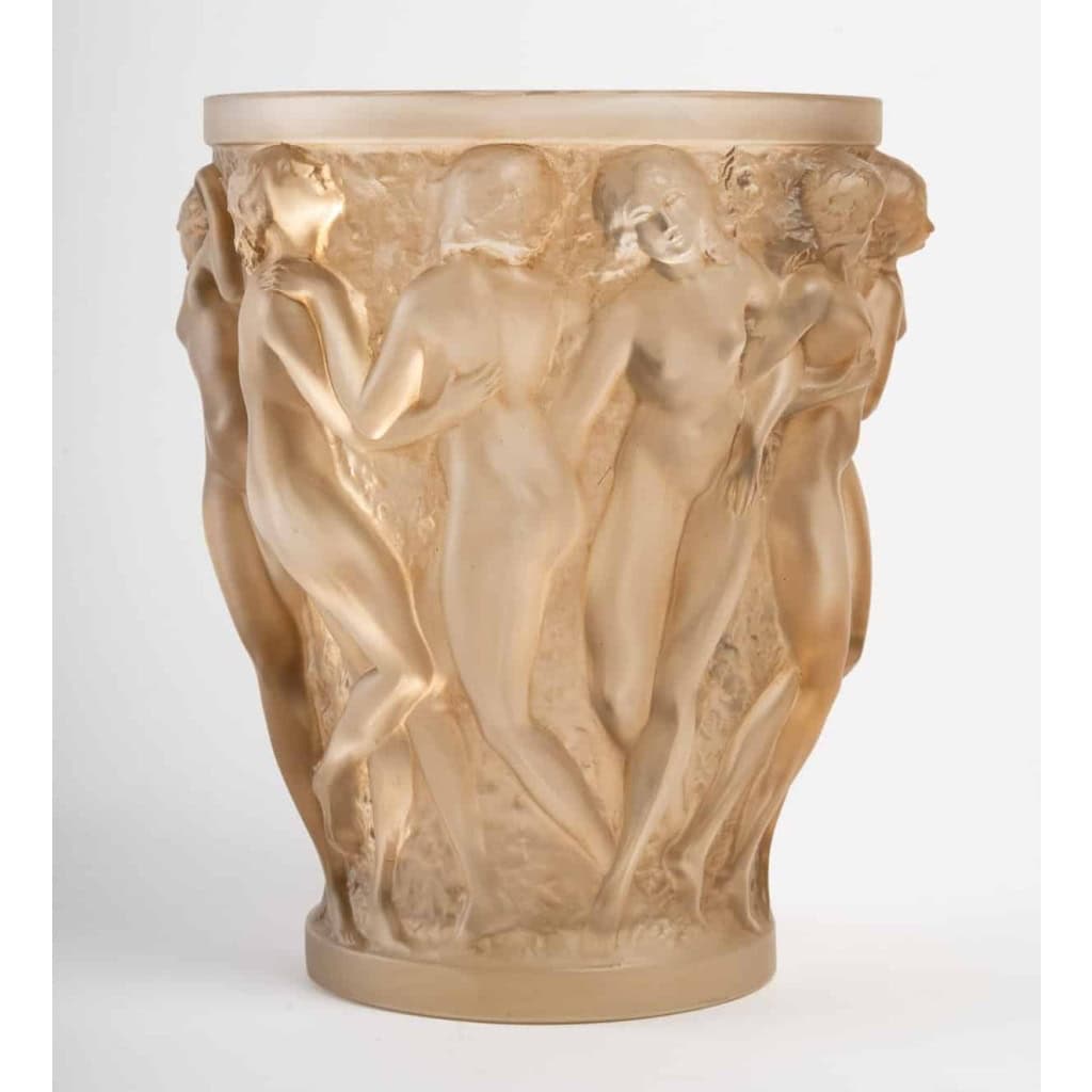Vase « Bacchantes » verre blanc patiné sépia de René LALIQUE | Biron Vase "Bacchantes" verre blanc patiné sépia de René LALIQUE
