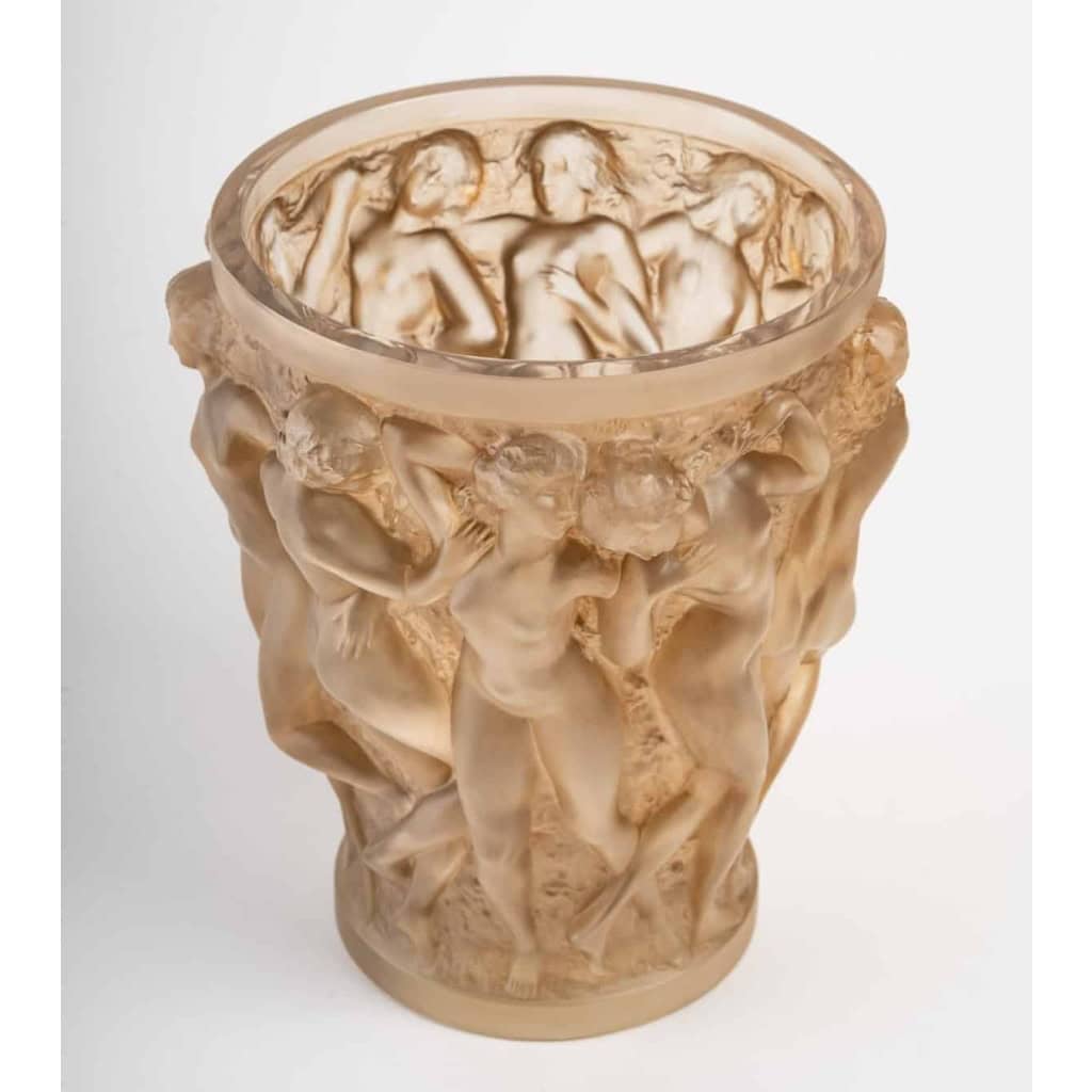 Vase « Bacchantes » verre blanc patiné sépia de René LALIQUE | Biron Vase "Bacchantes" verre blanc patiné sépia de René LALIQUE