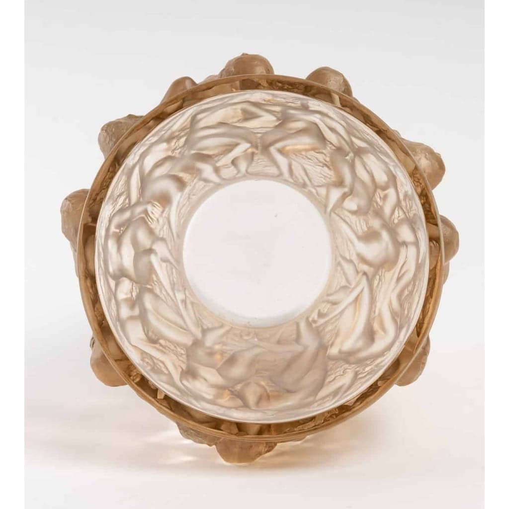 Vase « Bacchantes » verre blanc patiné sépia de René LALIQUE | Biron Vase "Bacchantes" verre blanc patiné sépia de René LALIQUE