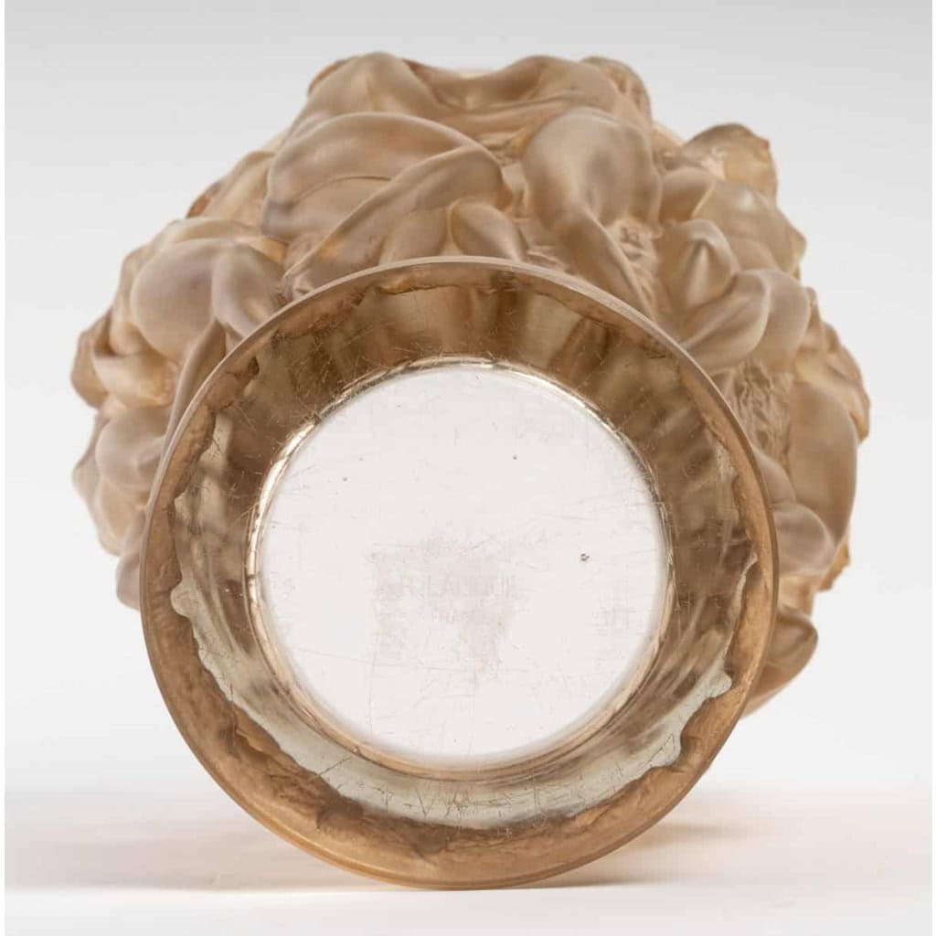 Vase « Bacchantes » verre blanc patiné sépia de René LALIQUE | Biron Vase "Bacchantes" verre blanc patiné sépia de René LALIQUE