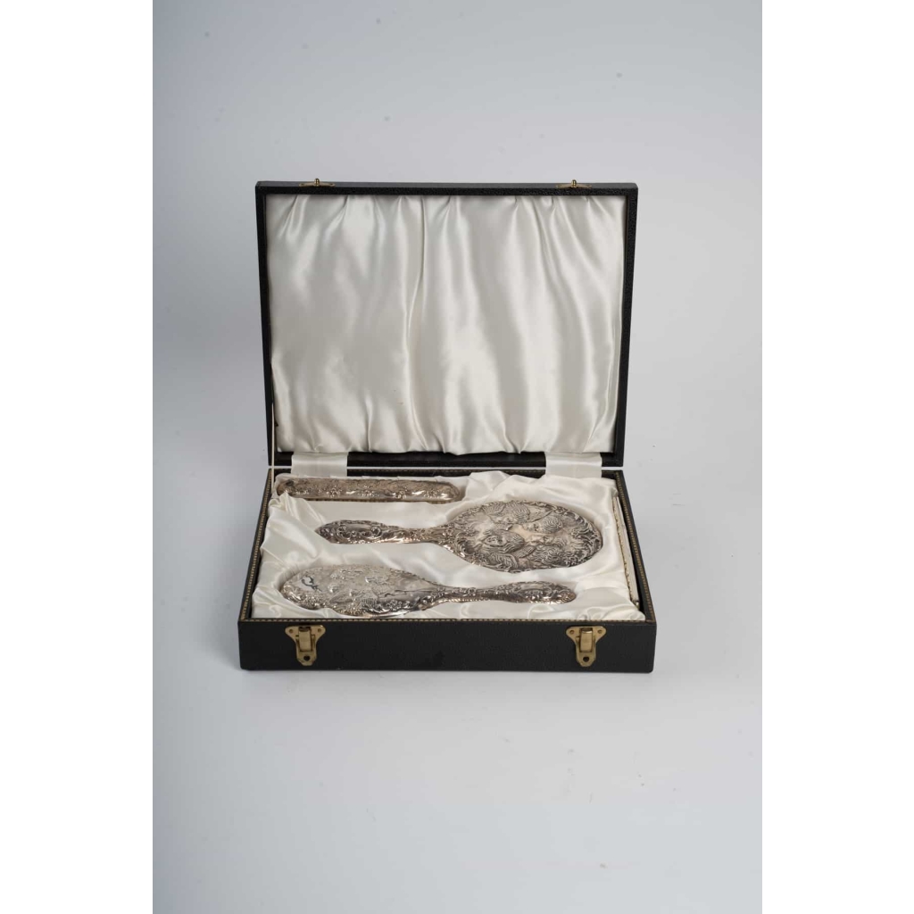 Dream and Love- Nécessaire de Coiffeuse en argent. Travail anglais de la Maison Broadway § Co,1919. | Biron Dream and Love- Nécessaire de Coiffeuse en argent. Travail anglais de la Maison Broadway § Co,1919.