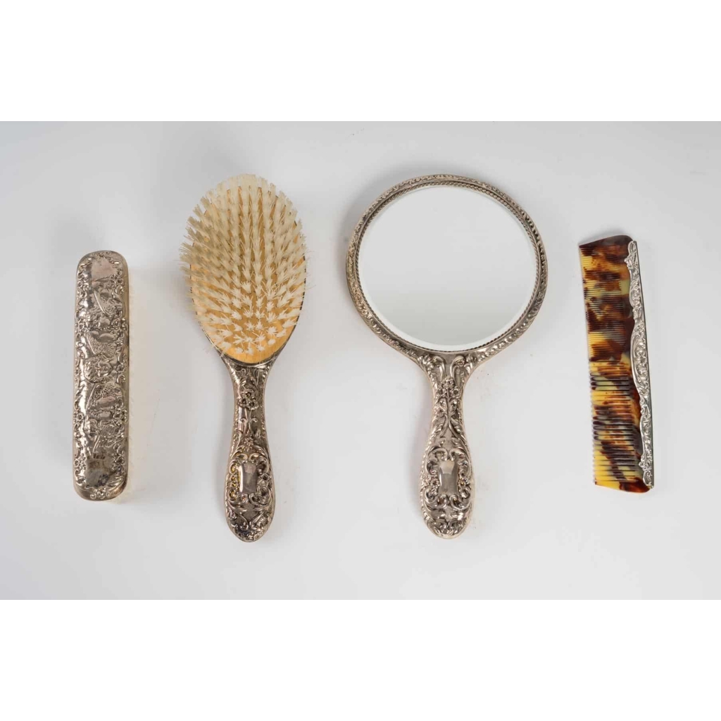 Dream and Love- Nécessaire de Coiffeuse en argent. Travail anglais de la Maison Broadway § Co,1919. | Biron Dream and Love- Nécessaire de Coiffeuse en argent. Travail anglais de la Maison Broadway § Co,1919.