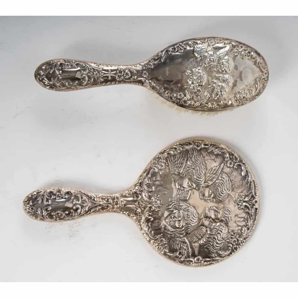 Dream and Love- Nécessaire de Coiffeuse en argent. Travail anglais de la Maison Broadway § Co,1919. | Biron Dream and Love- Nécessaire de Coiffeuse en argent. Travail anglais de la Maison Broadway § Co,1919.