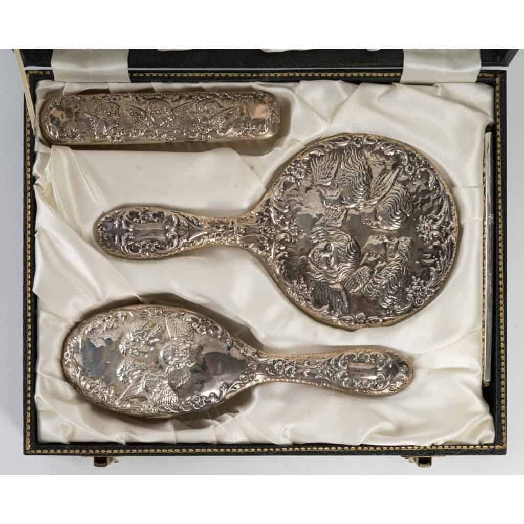 Dream and Love- Nécessaire de Coiffeuse en argent. Travail anglais de la Maison Broadway § Co,1919. | Biron Dream and Love- Nécessaire de Coiffeuse en argent. Travail anglais de la Maison Broadway § Co,1919.