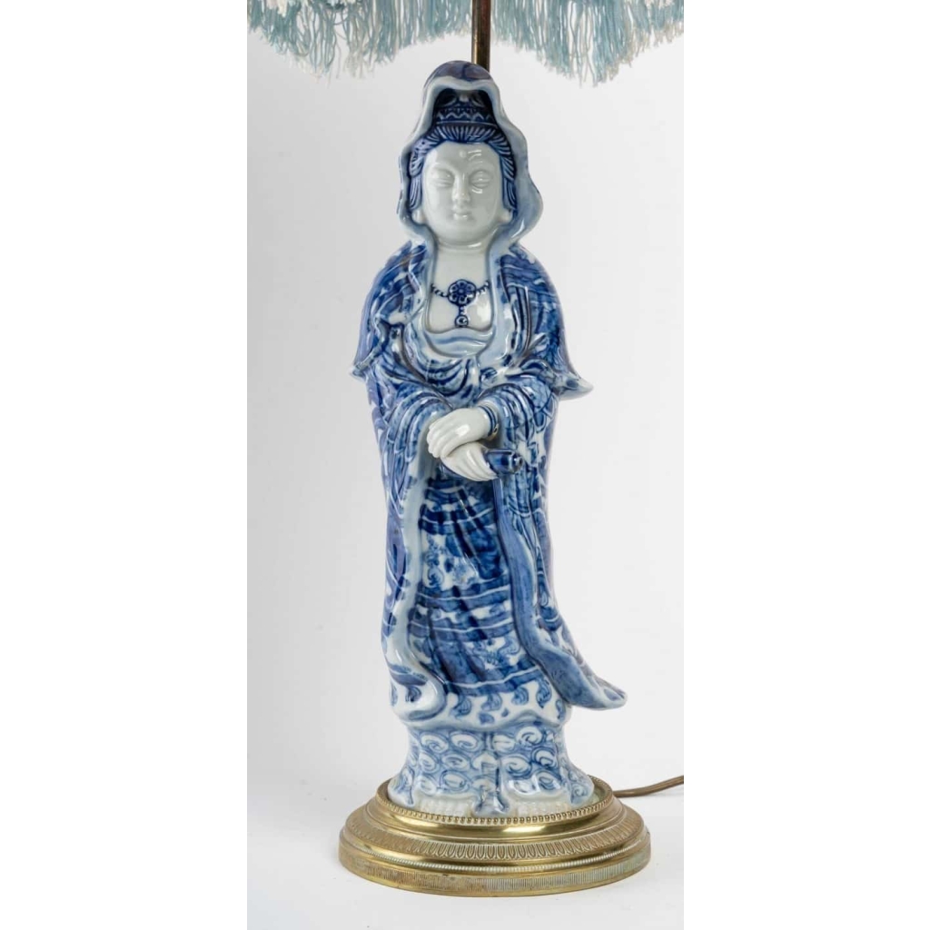 Lampe en porcelaine de Chine. | Biron Lampe en porcelaine de Chine.