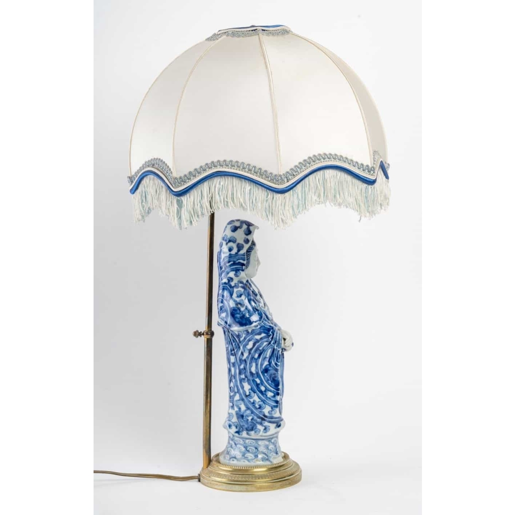 Lampe en porcelaine de Chine. | Biron Lampe en porcelaine de Chine.