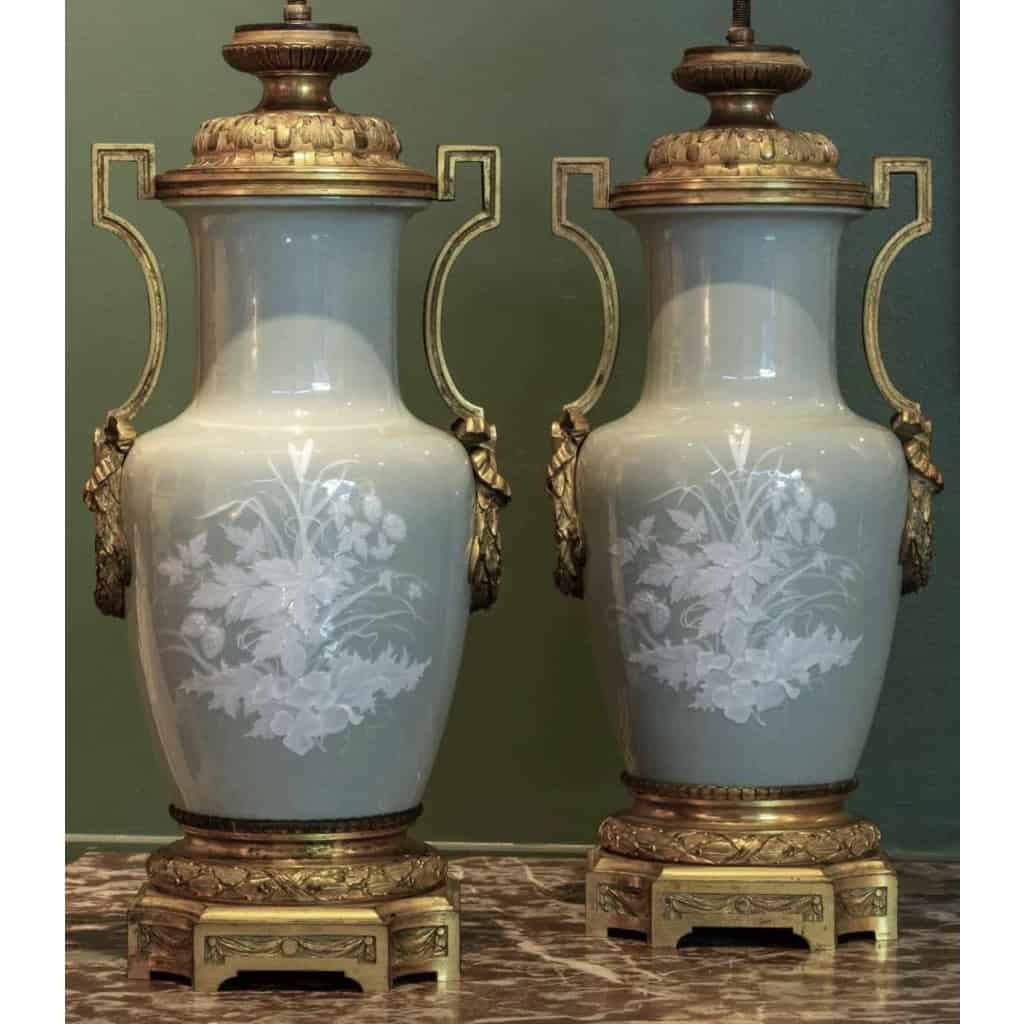Paire de lampes en porcelaine. Époque Napoléon III
