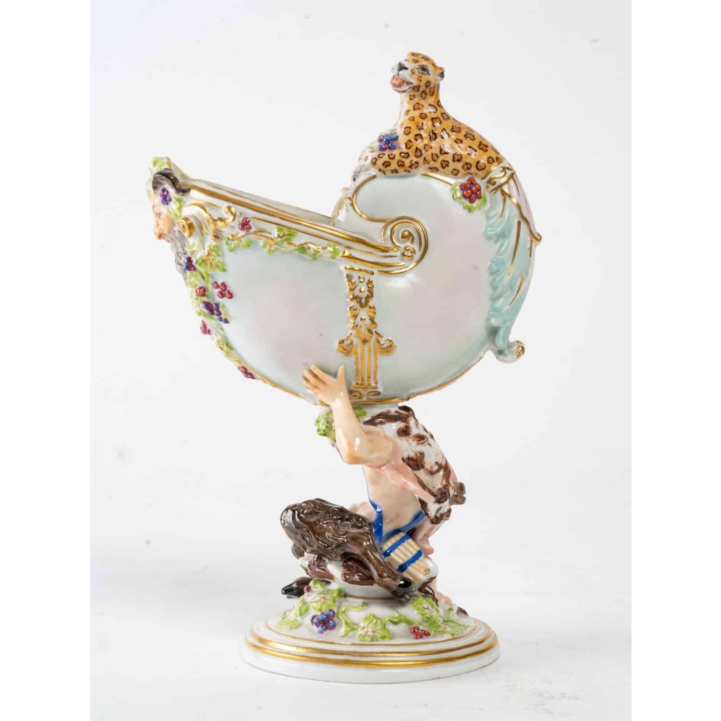 Nautile en porcelaine, XIXème. | Biron Nautile en porcelaine, XIXème.