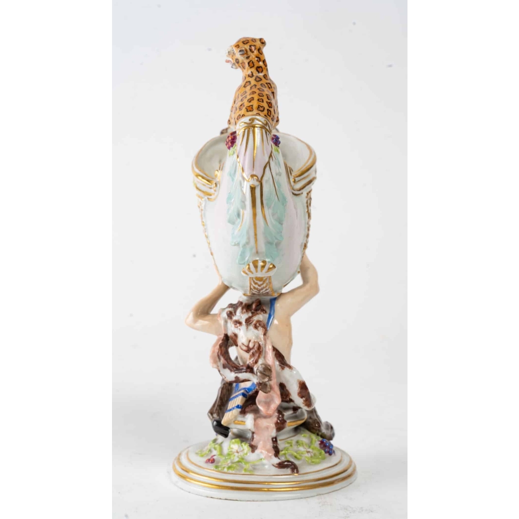 Nautile en porcelaine, XIXème. | Biron Nautile en porcelaine, XIXème.
