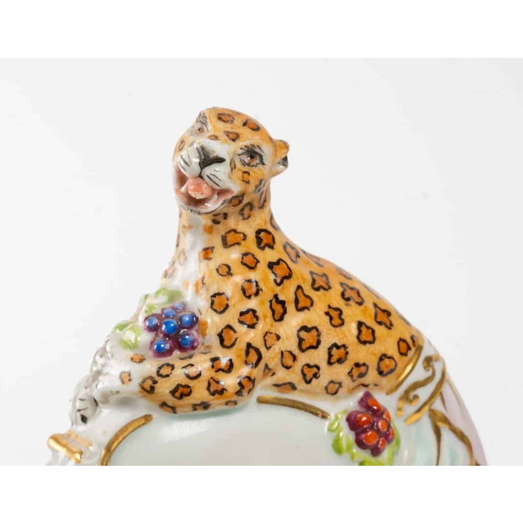 Nautile en porcelaine, XIXème. | Biron Nautile en porcelaine, XIXème.
