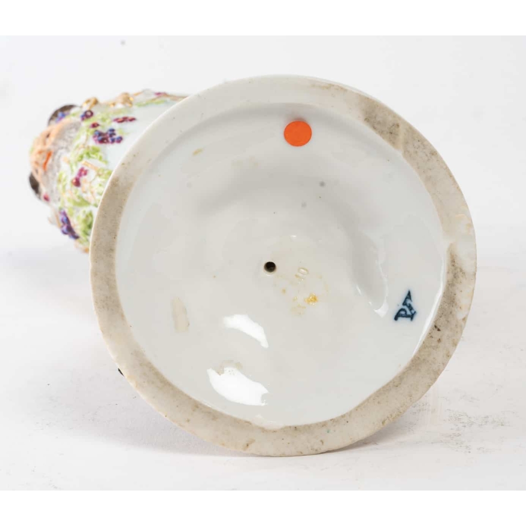Nautile en porcelaine, XIXème. | Biron Nautile en porcelaine, XIXème.