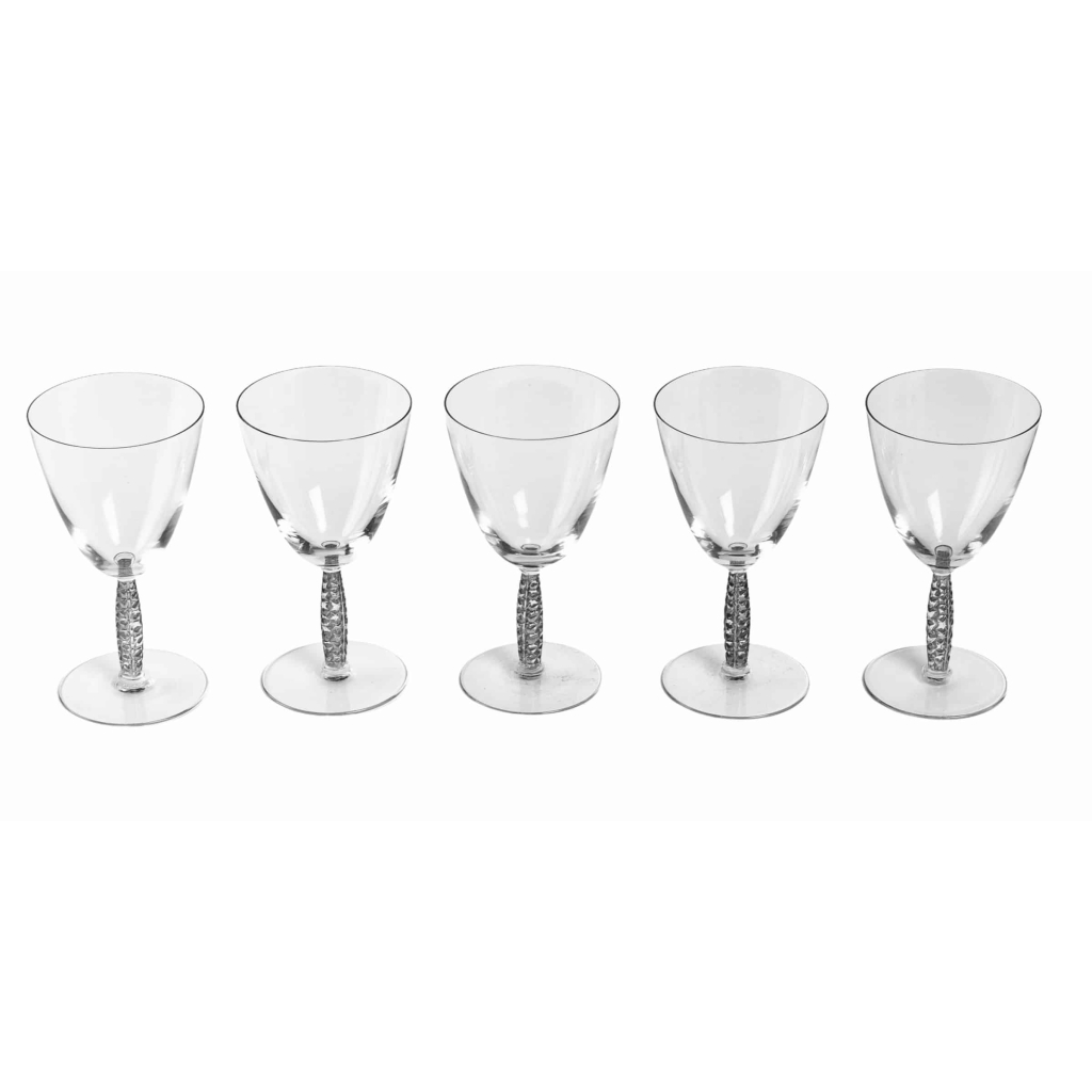 Suite de 5 cinq verres à vin « Dornach » verre blanc patiné gris de René LALIQUE | Biron Suite de 5 cinq verres à vin "Dornach" verre blanc patiné gris de René LALIQUE