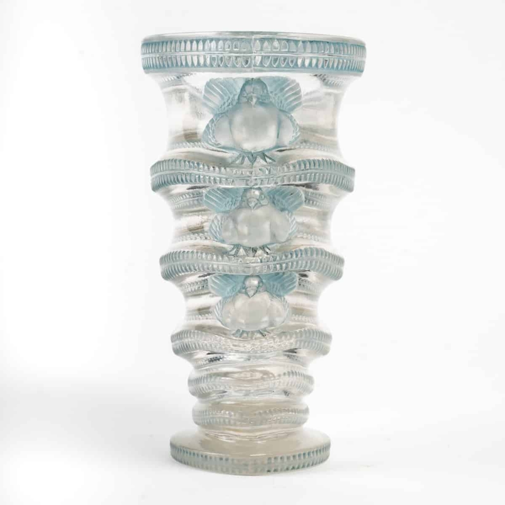 Vase « Saint Marc » verre blanc patiné bleu de René LALIQUE | Biron Vase "Saint Marc" verre blanc patiné bleu de René LALIQUE
