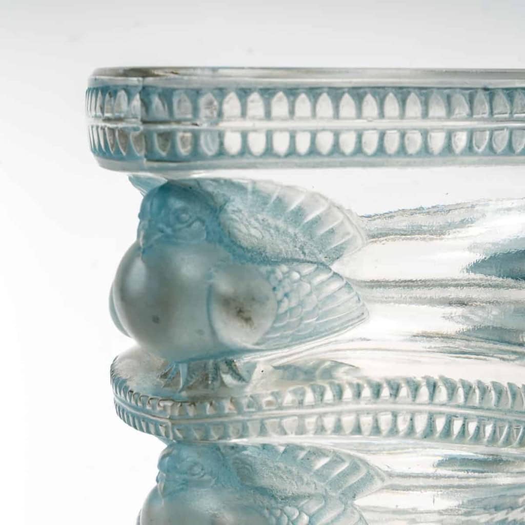 Vase « Saint Marc » verre blanc patiné bleu de René LALIQUE | Biron Vase "Saint Marc" verre blanc patiné bleu de René LALIQUE
