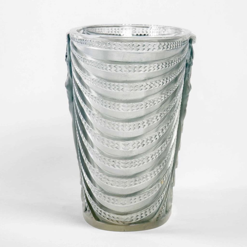 Vase « Terpsichore » verre blanc patiné bleu de René LALIQUE | Biron Vase "Terpsichore" verre blanc patiné bleu de René LALIQUE