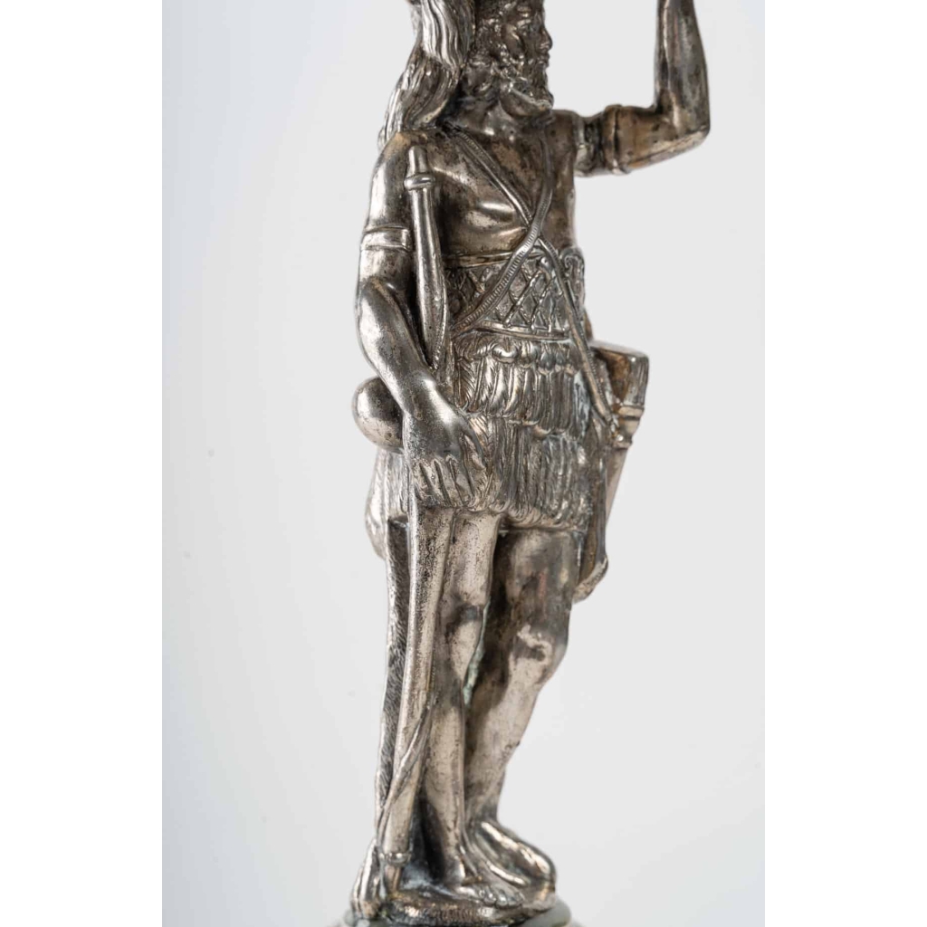 coupe en bronze argenté suportée par une figure de chasseur | Biron coupe en bronze argenté suportée par une figure de chasseur