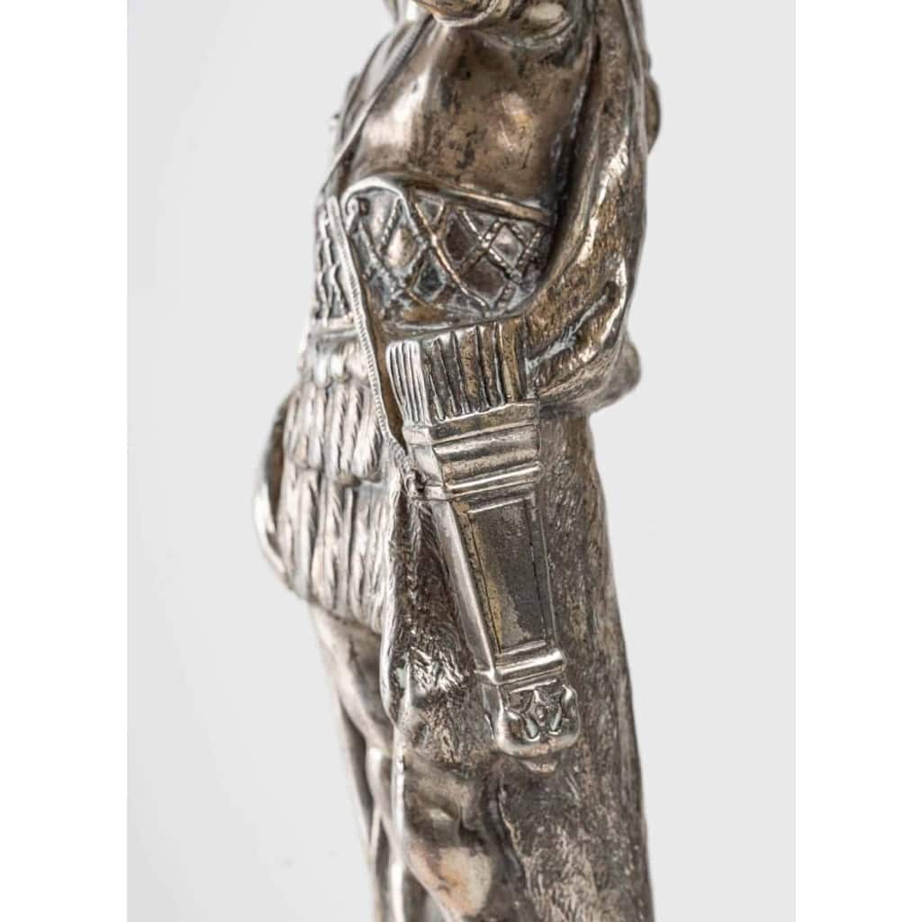 coupe en bronze argenté suportée par une figure de chasseur | Biron coupe en bronze argenté suportée par une figure de chasseur