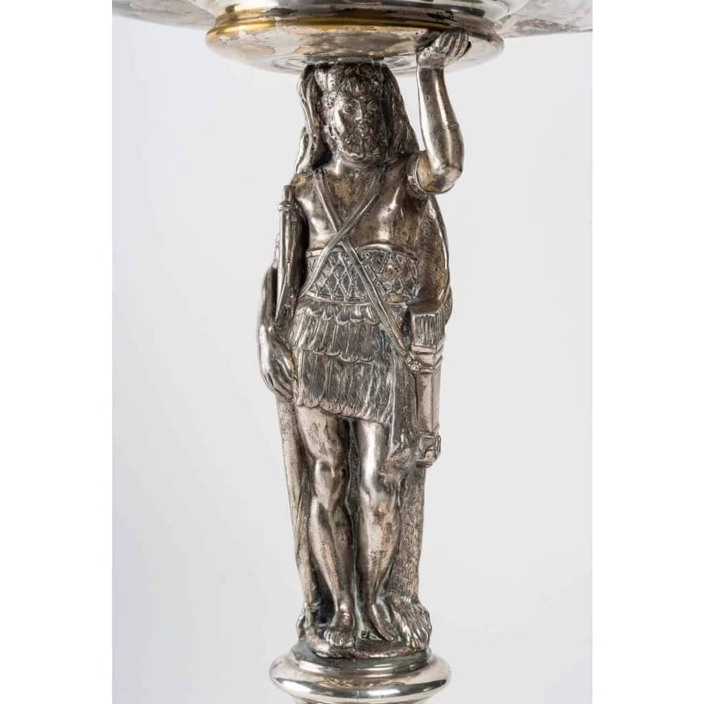 coupe en bronze argenté suportée par une figure de chasseur | Biron coupe en bronze argenté suportée par une figure de chasseur