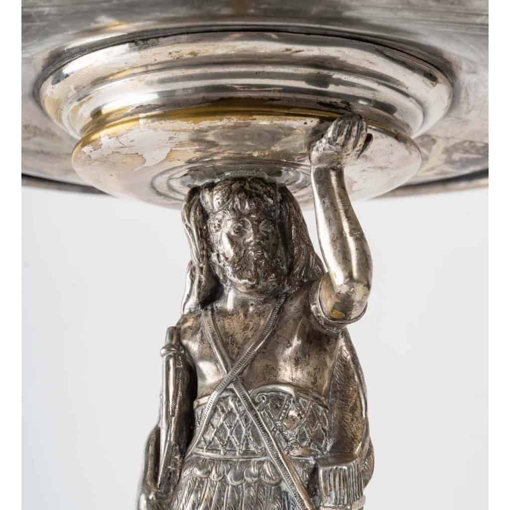 coupe en bronze argenté suportée par une figure de chasseur | Biron coupe en bronze argenté suportée par une figure de chasseur