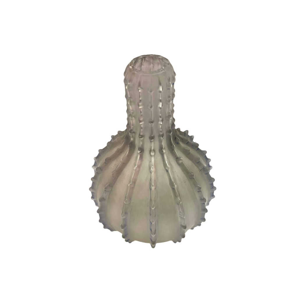 Vase « Dentelé » verre blanc patiné bleu de René LALIQUE | Biron Vase "Dentelé" verre blanc patiné bleu de René LALIQUE