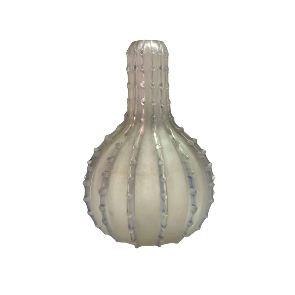 Vase « Dentelé » verre blanc patiné bleu de René LALIQUE | Biron Vase "Dentelé" verre blanc patiné bleu de René LALIQUE