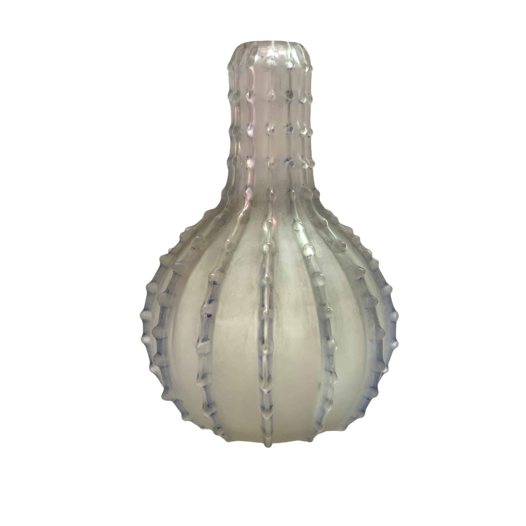 Vase « Dentelé » verre blanc patiné bleu de René LALIQUE | Biron Vase "Dentelé" verre blanc patiné bleu de René LALIQUE