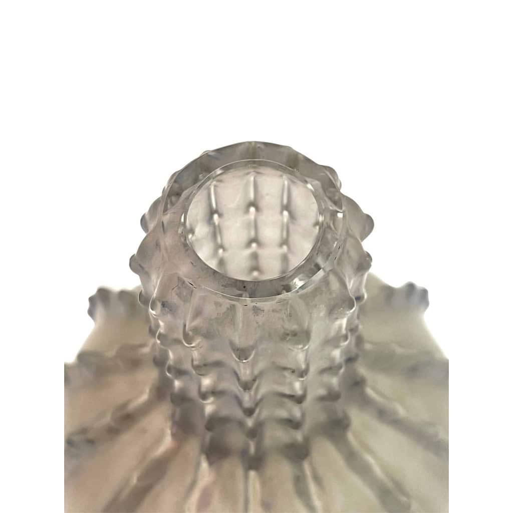 Vase « Dentelé » verre blanc patiné bleu de René LALIQUE | Biron Vase "Dentelé" verre blanc patiné bleu de René LALIQUE