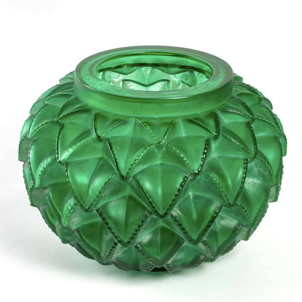 Vase « Languedoc » verre vert émeraude patiné blanc de René LALIQUE | Biron Vase "Languedoc" verre vert émeraude patiné blanc de René LALIQUE