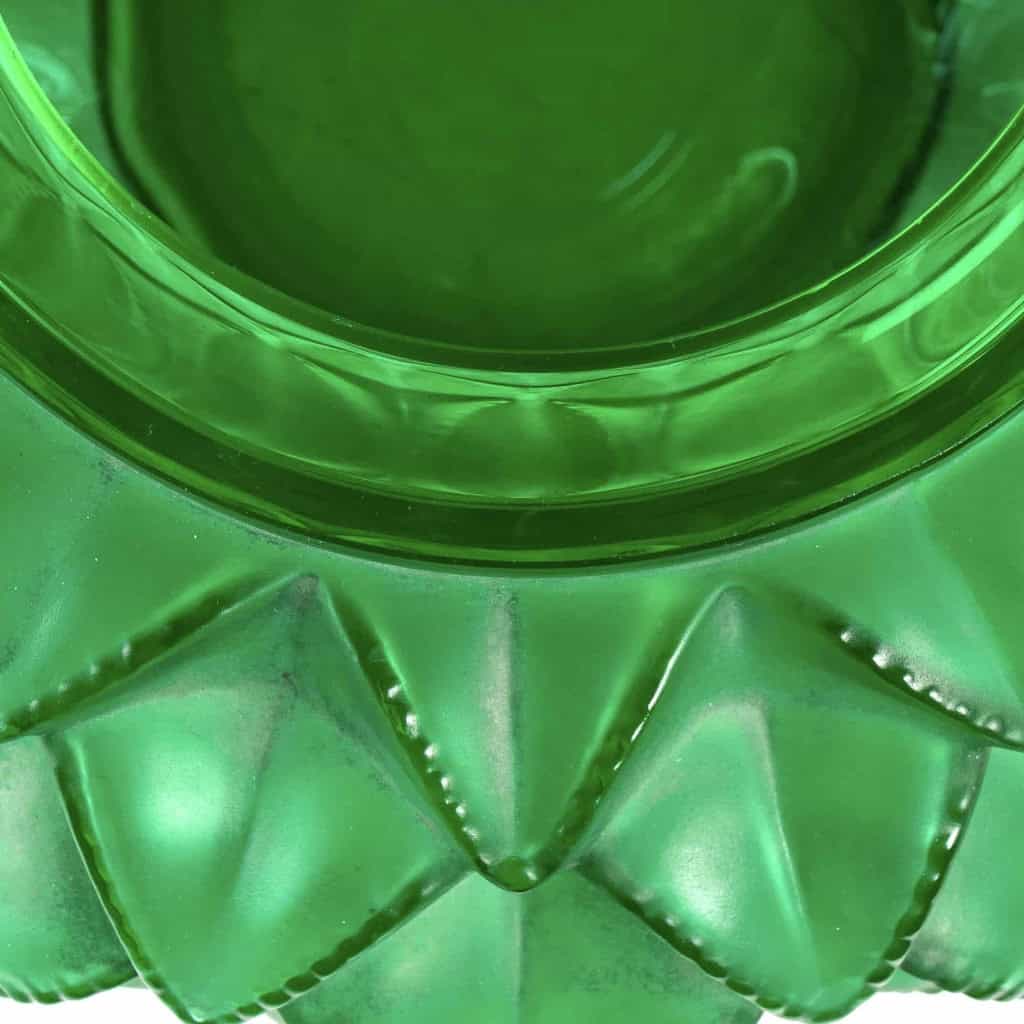 Vase « Languedoc » verre vert émeraude patiné blanc de René LALIQUE | Biron Vase "Languedoc" verre vert émeraude patiné blanc de René LALIQUE