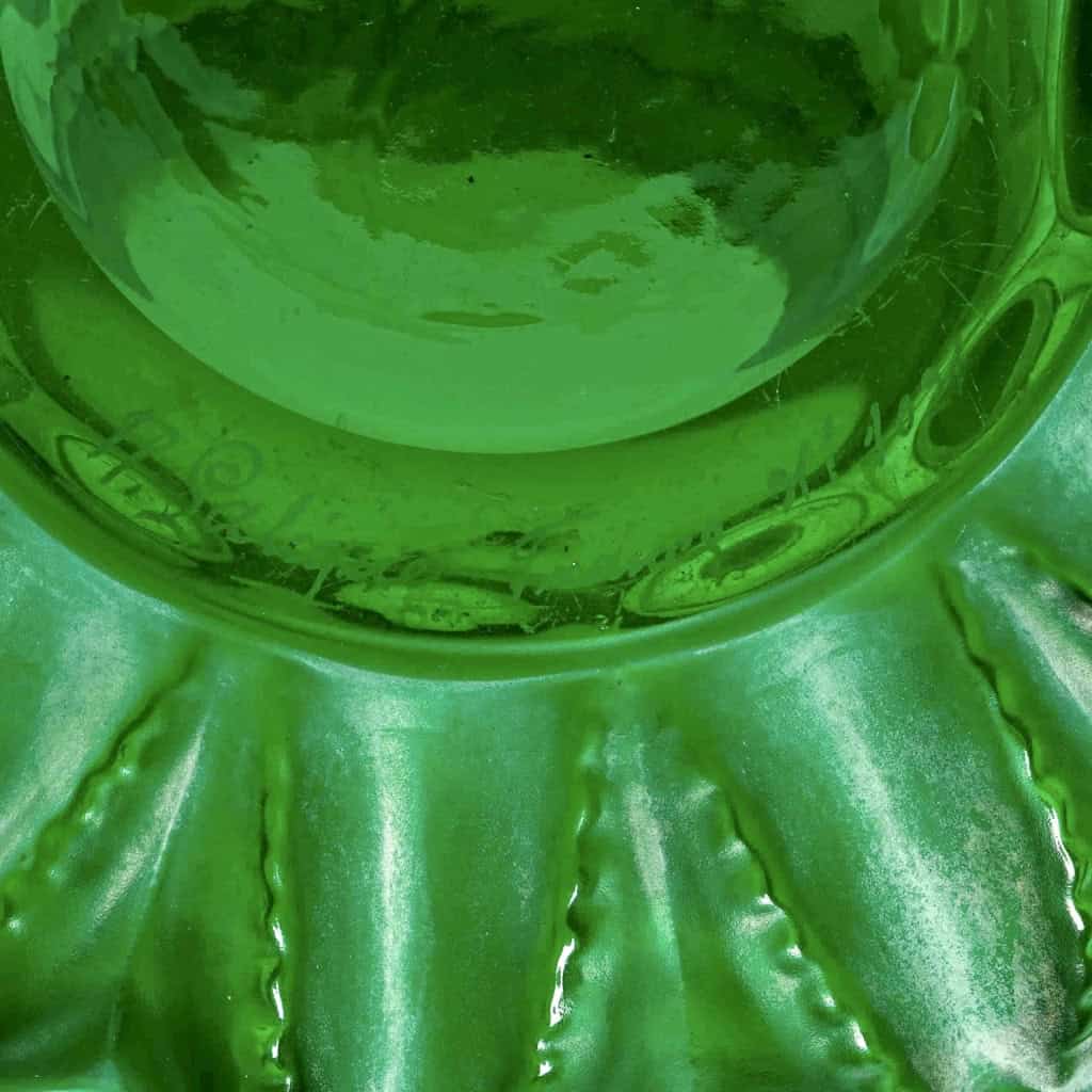 Vase « Languedoc » verre vert émeraude patiné blanc de René LALIQUE | Biron Vase "Languedoc" verre vert émeraude patiné blanc de René LALIQUE