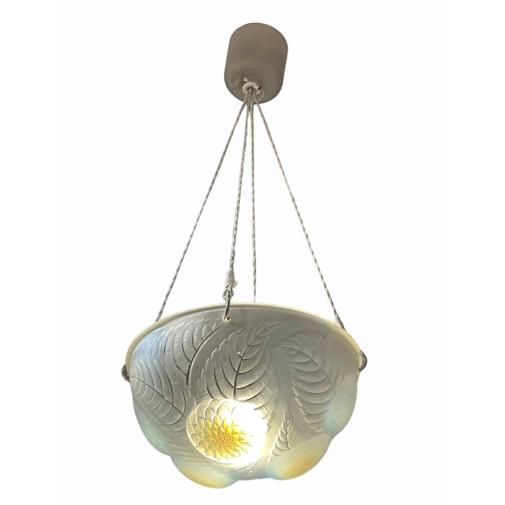 Suspension Plafonnier « Dahlias » verre opalescent de René LALIQUE | Biron Suspension Plafonnier « Dahlias » verre opalescent de René LALIQUE