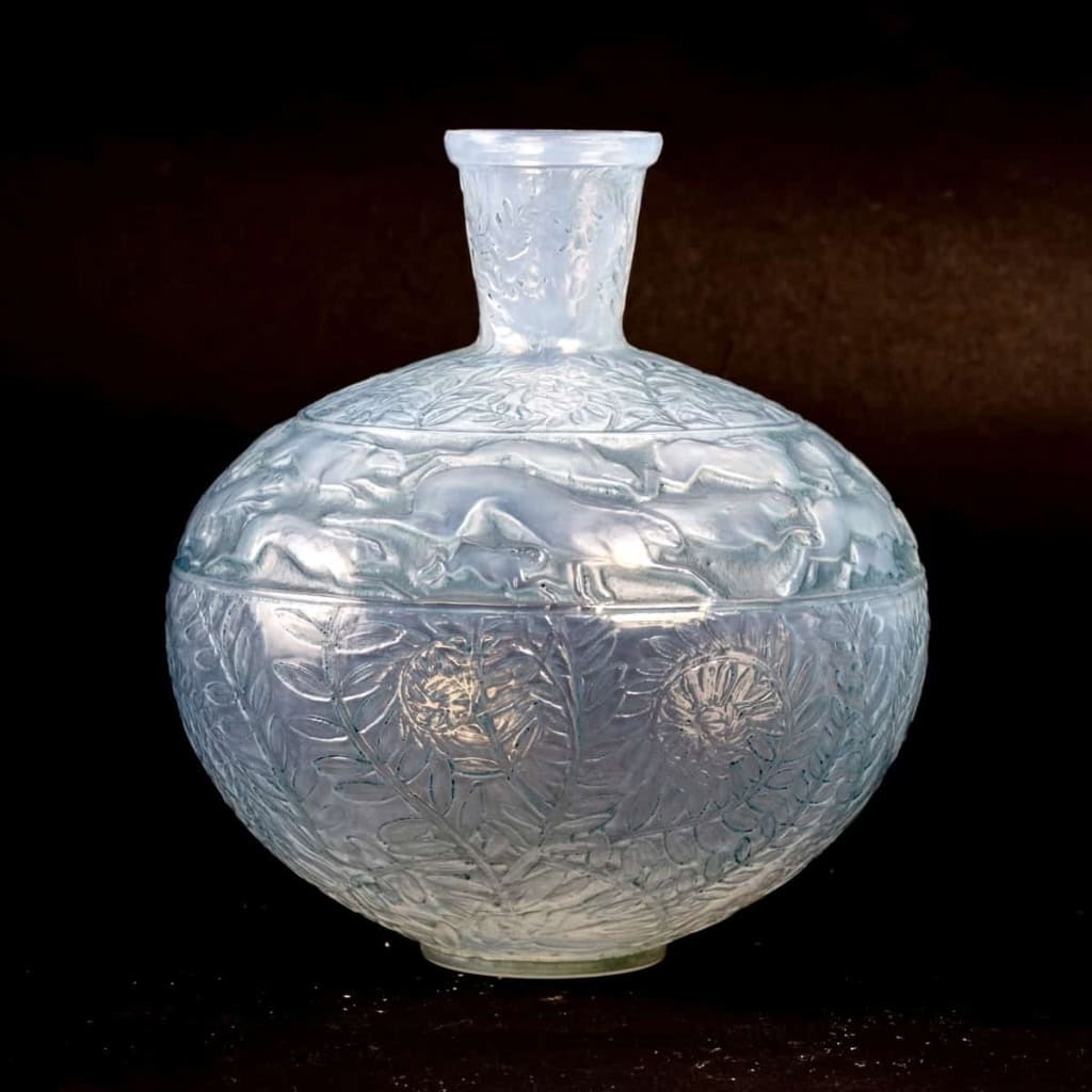 Vase « Lièvres » verre opalescent double-couche patiné bleu de René LALIQUE | Biron |||||||