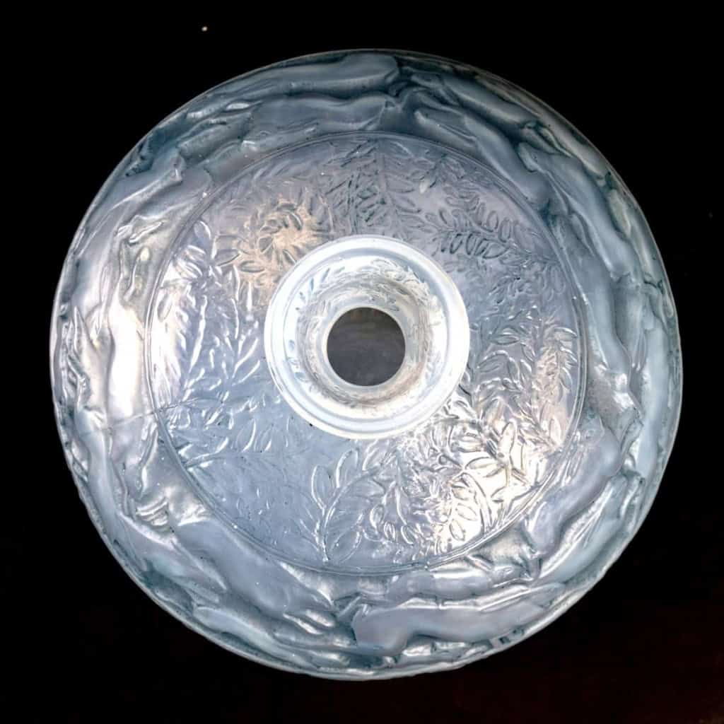 Vase « Lièvres » verre opalescent double-couche patiné bleu de René LALIQUE | Biron Vase "Lièvres" verre opalescent double-couche patiné bleu de René LALIQUE