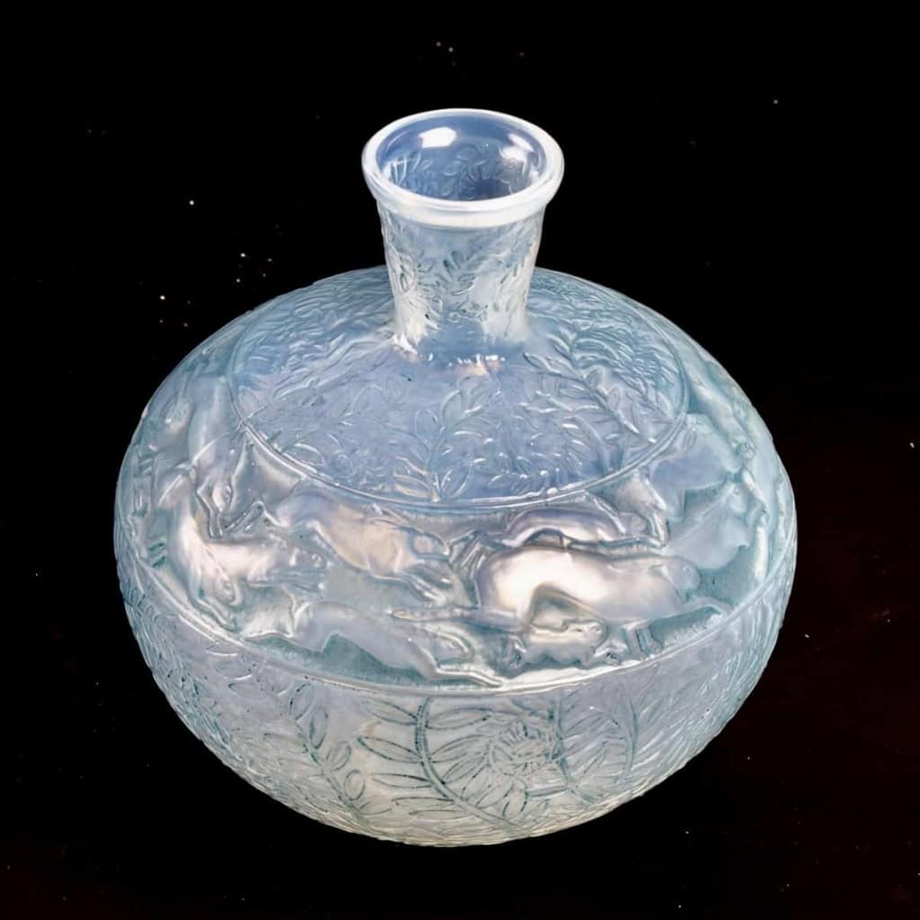 Vase « Lièvres » verre opalescent double-couche patiné bleu de René LALIQUE | Biron Vase "Lièvres" verre opalescent double-couche patiné bleu de René LALIQUE