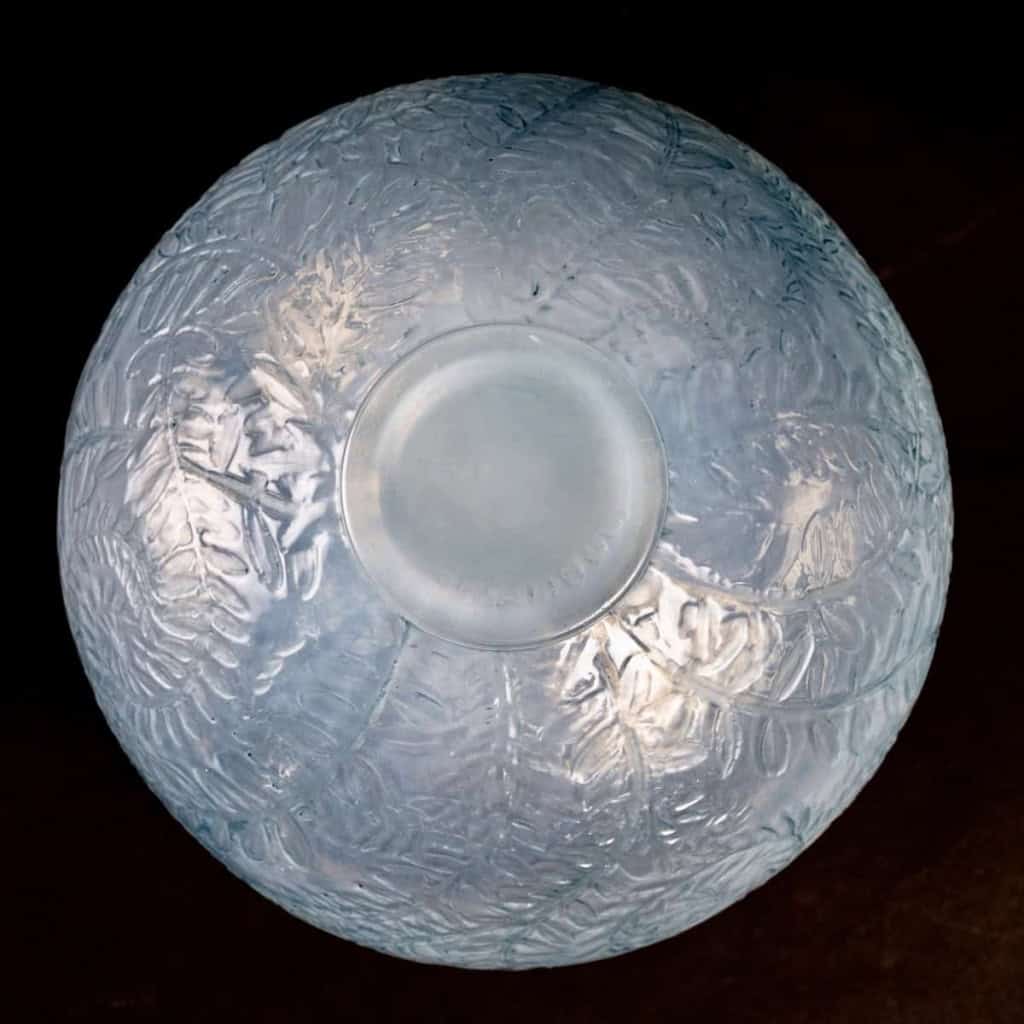 Vase « Lièvres » verre opalescent double-couche patiné bleu de René LALIQUE | Biron Vase "Lièvres" verre opalescent double-couche patiné bleu de René LALIQUE