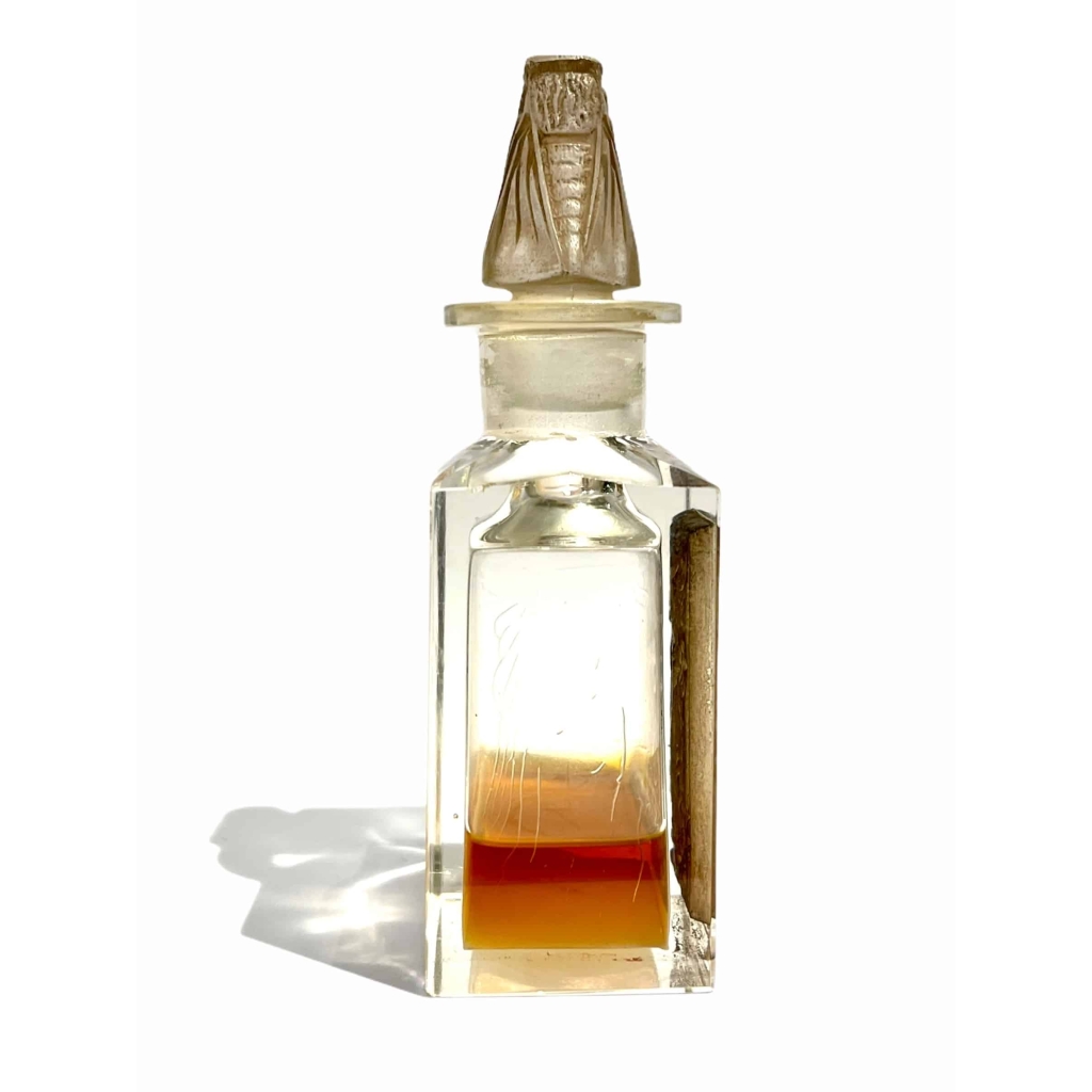 Flacon « L’Effleurt » verre blanc patiné sépia de René LALIQUE pour COTY | Biron Flacon "L'Effleurt" verre blanc patiné sépia de René LALIQUE pour COTY