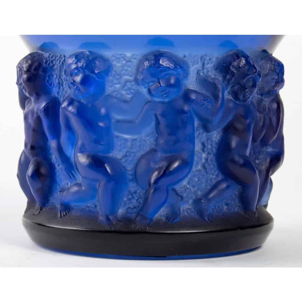 Vase « Farandole » verre bleu saphir de René LALIQUE | Biron Vase "Farandole" verre bleu saphir de René LALIQUE
