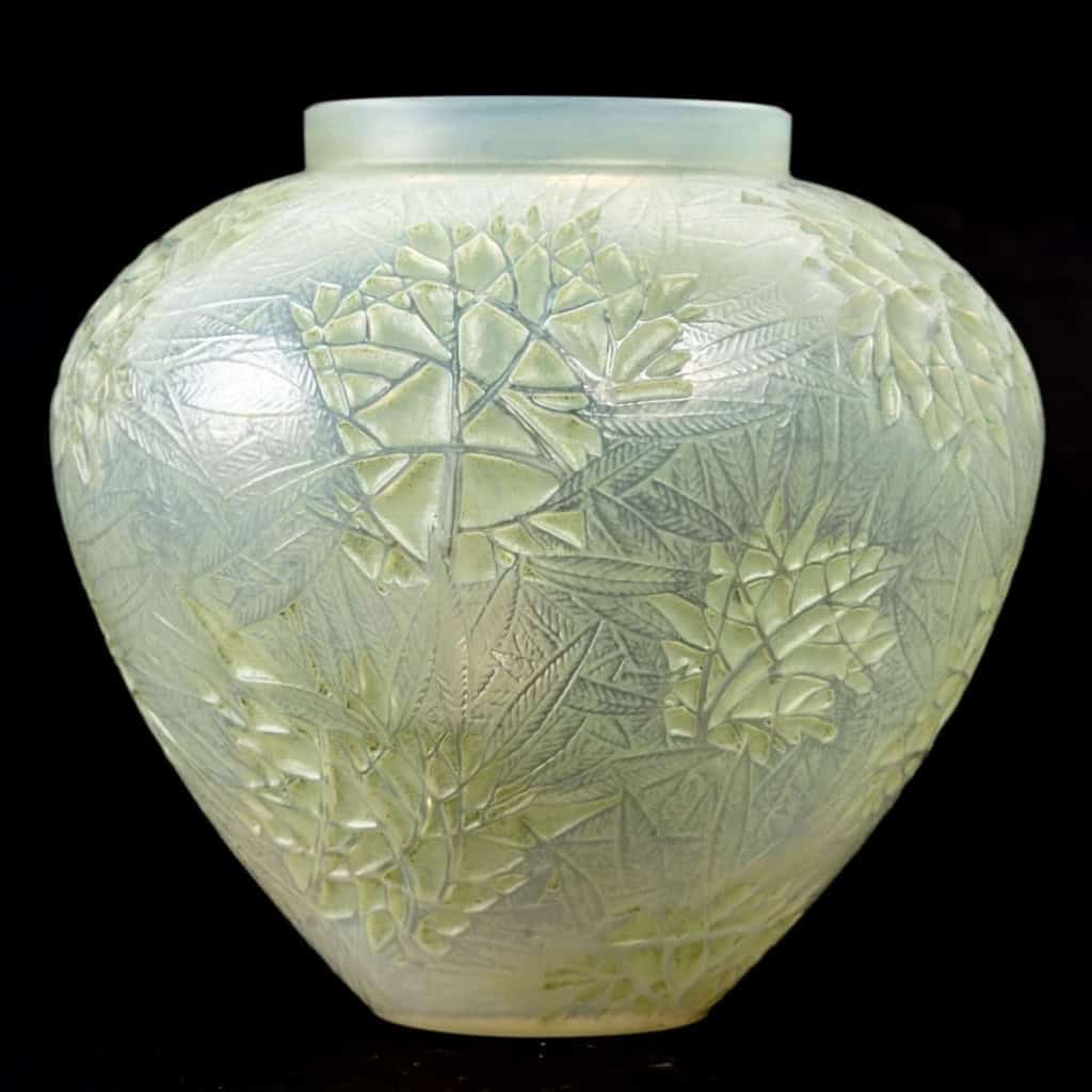 Vase « Estérel » verre opalescent double couche patiné vert de René LALIQUE | Biron Vase "Estérel" verre opalescent double couche patiné vert de René LALIQUE