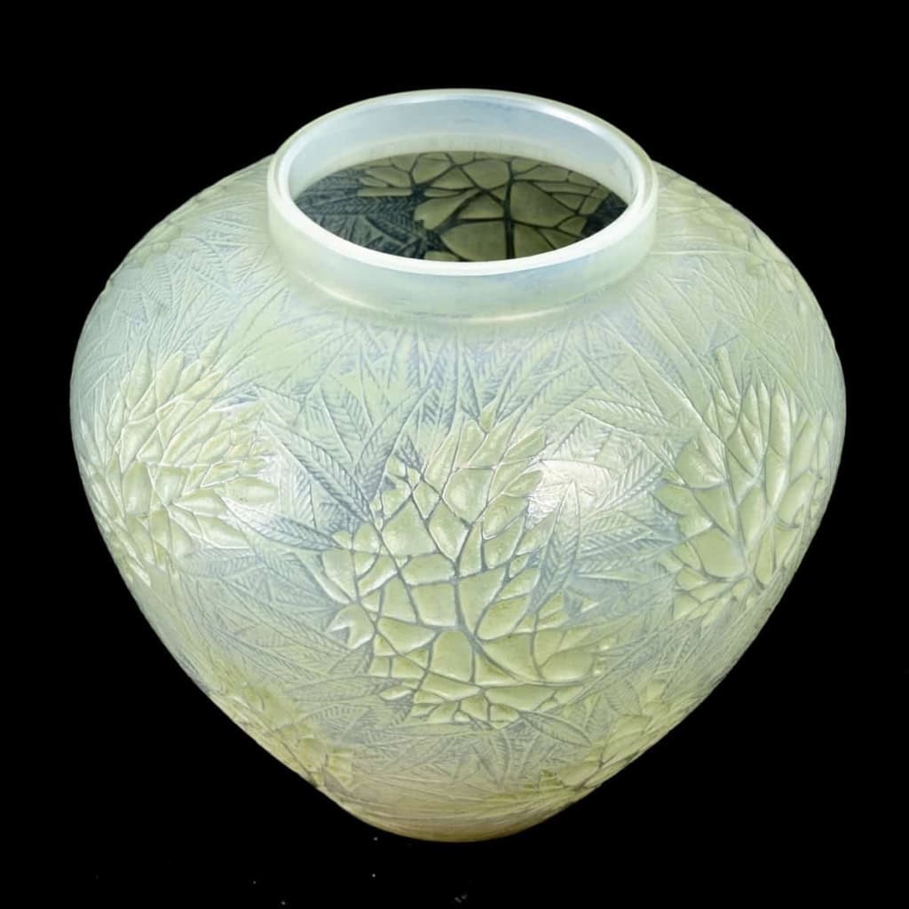Vase « Estérel » verre opalescent double couche patiné vert de René LALIQUE | Biron Vase "Estérel" verre opalescent double couche patiné vert de René LALIQUE