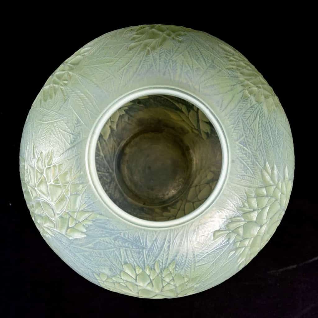 Vase « Estérel » verre opalescent double couche patiné vert de René LALIQUE | Biron Vase "Estérel" verre opalescent double couche patiné vert de René LALIQUE
