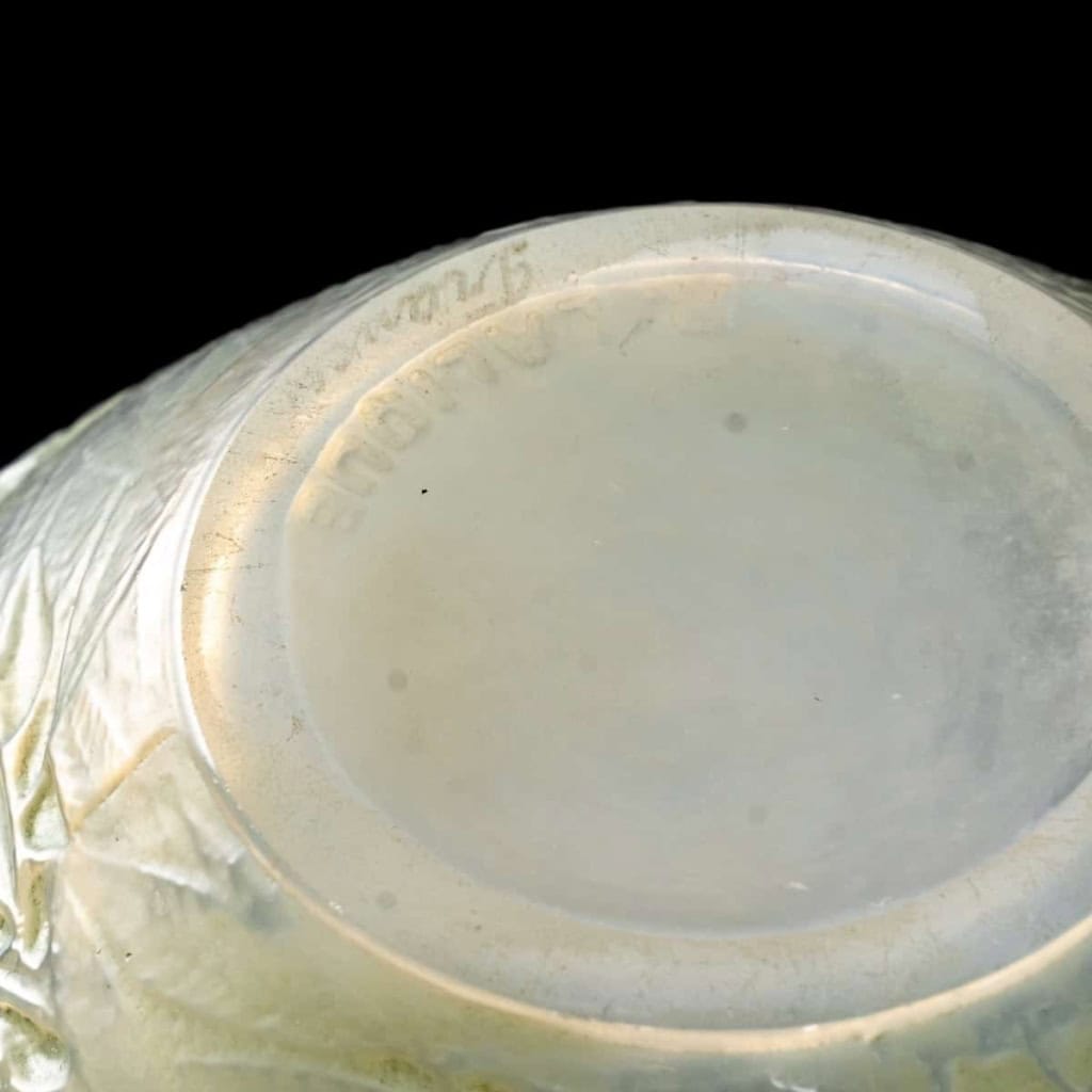 Vase « Estérel » verre opalescent double couche patiné vert de René LALIQUE | Biron Vase "Estérel" verre opalescent double couche patiné vert de René LALIQUE